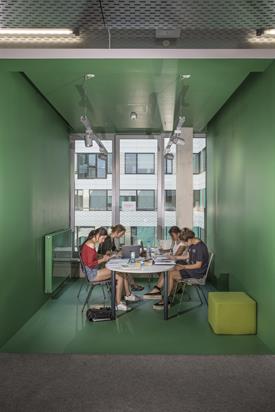 HSD Gebäude 3 Studierende Lerngruppe